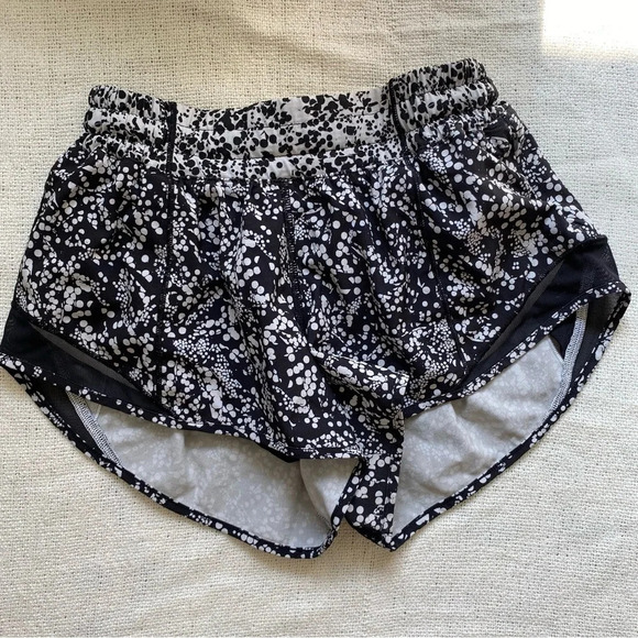 LULULEMON Hotty Hot Short II *2.5” Shorts Black White Size 4 - Picture 4 of 4
